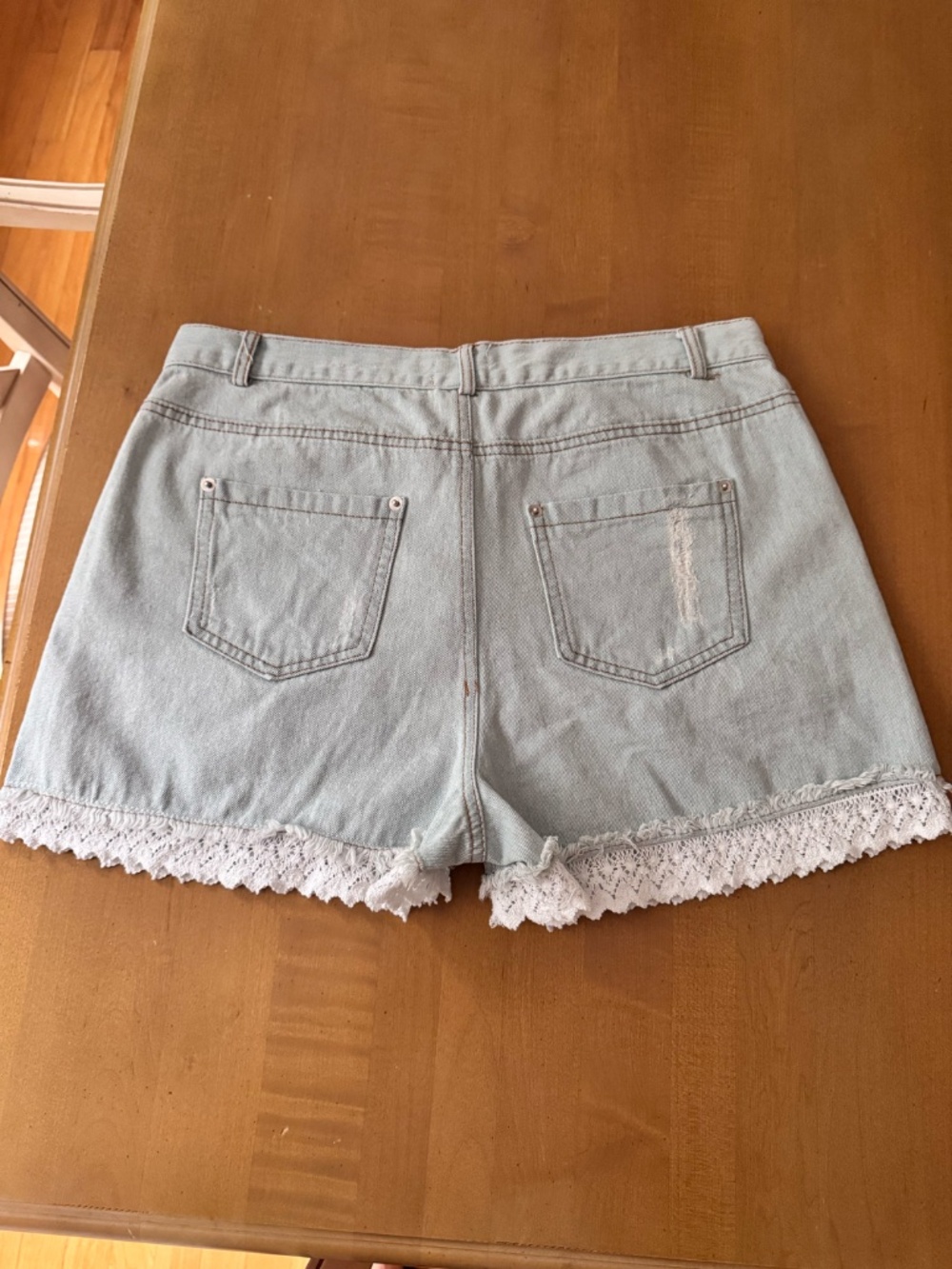 POL Distressed shorts with lace detail - Picture 2 of 6